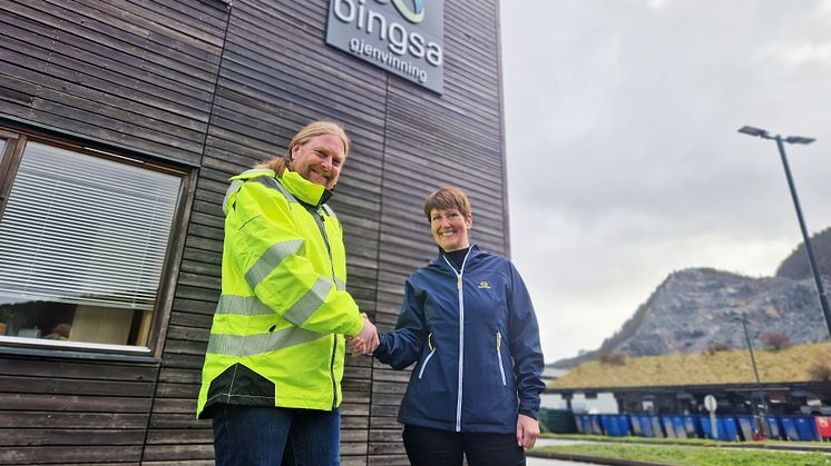 Daglig leder i Bingsa Gjenvinning AS, Øystein Solevåg, sammen med adm.dir. i Tafjord Kraftvarme AS, Irene Vik.