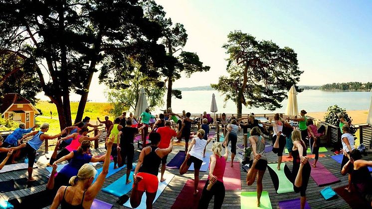 Här kan du yoga utomhus i Sommarsverige!