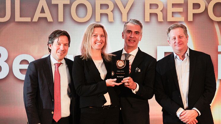 BearingPoint wins Chartis RiskTech100® 2018 award for Regulatory Reporting. In the picture from left to right: Peter Davis (EY, award sponsor), Sandra Hering and Ulrich Le (BearingPoint), Steve Eisman (guest speaker).