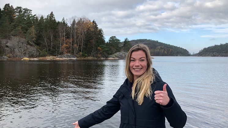 Lena Kempe, VD på Daftö Resort, vid platsen där vrakdelar hittats