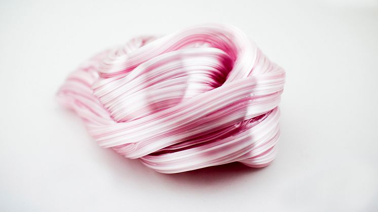 Soft curl in pink. Glaskonstverk av Maria Bang Espersen. Konstverket skapas genom en dynamisk process med vikningar och sträckningar och bildar en frusen rörelse. Tillverkad på The Glass Factory. Utställd i Glasrikets digitala galleri 2020.