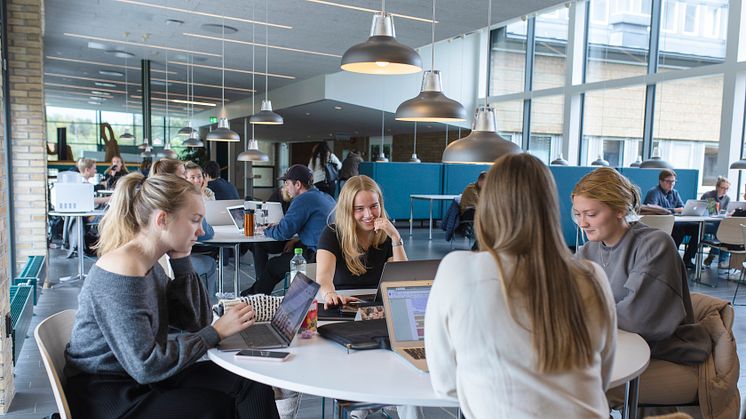 Söktrycket till Umeå universitet var rekordhögt inför höstterminen 2021. Ny statistik kan nu visa att antalet registrerade studenter också har ökat. Foto: Mattias Pettersson/Umeå universitet