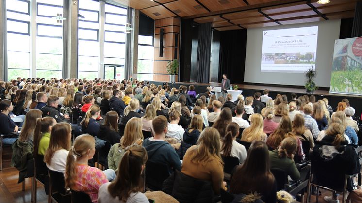 Prof. Dr. Kai Koch, Direktor der Zentrums für Lehrer*innenbildung an der Universität Vechta, bei der Begrüßung der Teilnehmenden.