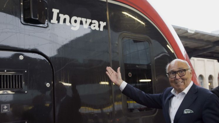 Ingvar Oldsberg döper det första av tågen hos MTR Express till Ingvar. (Foto: Farouk Tavakoli Banizi)