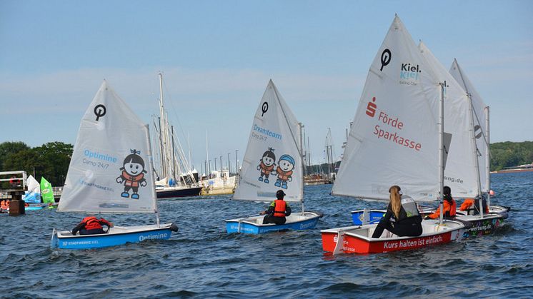 Gemeinsam können Kinder und Jugendliche erste Segelluft schnuppern und dabei selbst das Steuer in die Hand nehmen. (c) Kiel-Marketing