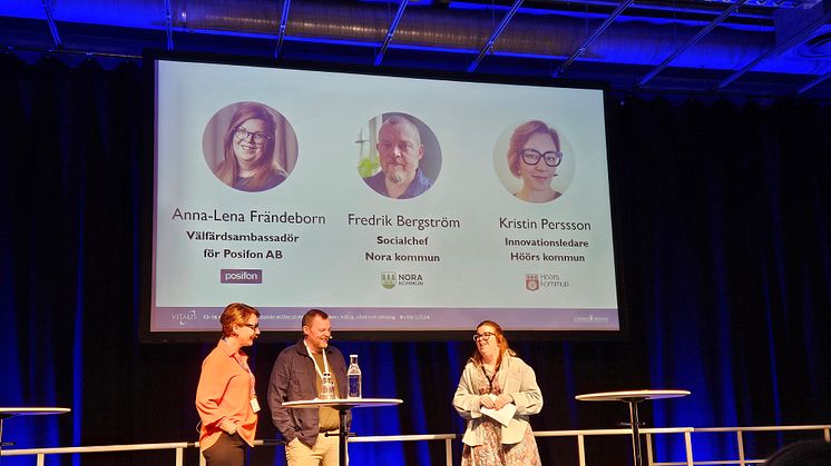 Kristin Persson, innovationsledare i Höör kommun och Fredrik Bergström, socialchef i Nora kommun, delar insikter om implementering av mobila trygghetslarm med  moderator Anna Lena Frändeborn, välfärdsambassadör för Posifon, under Vitalismässan.