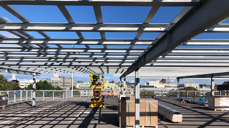 Solceller installeras på P-huset Annas tak.