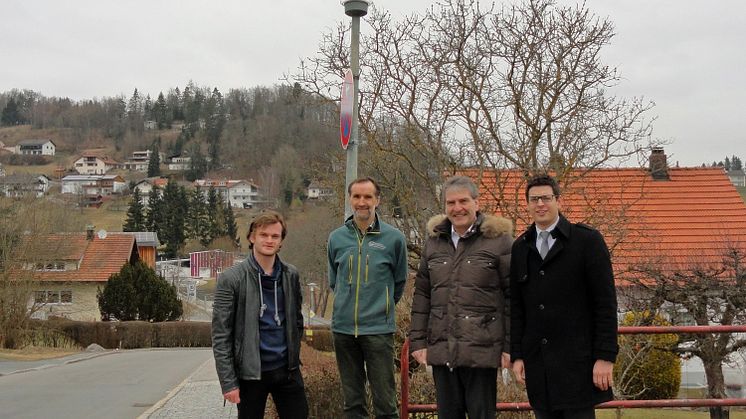 Schönbergs Bürgermeister Martin Pichler hat sich am Montag, 19. März, zusammen mit Franz-Josef Bloier vom Bayernwerk,  Max Hartinger und Philip Bauer (v.r.) ein Bild vom Erfolg der LED-Umrüstung gemacht. 