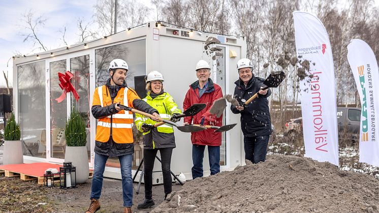 Fr v Robert Ohlsson, arbetschef Peab, Johanna Frelin, vd Riksbyggen, Reidar Svedahl, kommunalråd och Göran Sundin, tf marknadsområdeschef Riksbyggen. Foto: Patrik Ekenblom