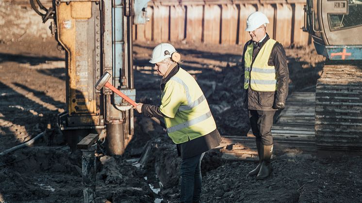 Samhällsbyggnadsdirektör Charlotte Köhler byggstartar kvarter Gråalen. Fotograf: Hans Logren