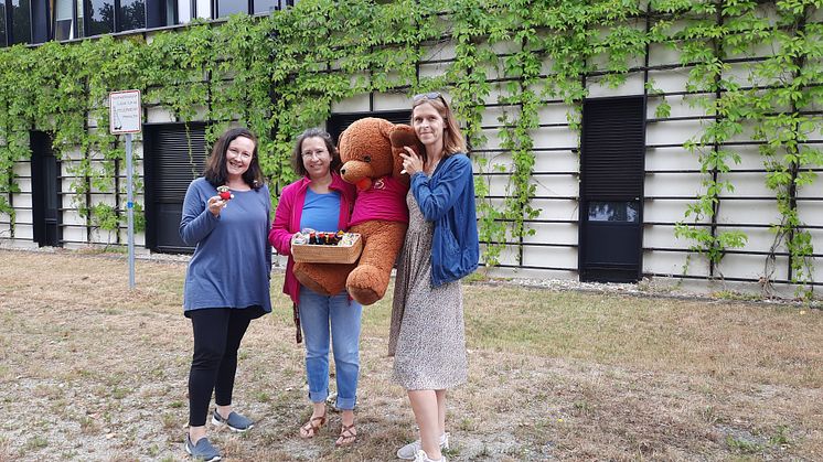 Sandra Schick und Kristina Brüning mit Kerstin Stadler von Bärenherz