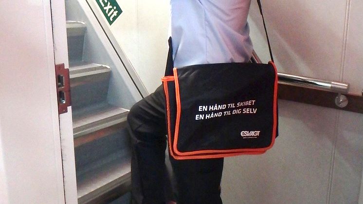 Old advice on new bags: ESVAGT’s seamen have been given a shoulder bag for carrying small items around on board with the old words of wisdom ”One hand for the ship, one hand for yourself” stitched on to it. 