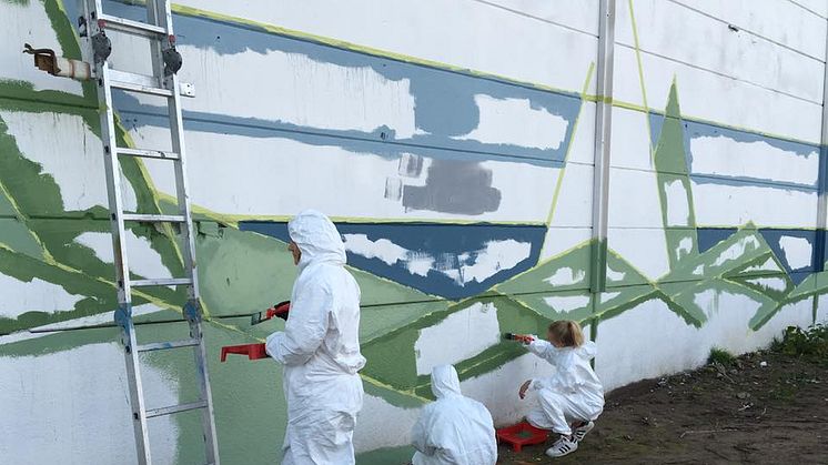 Både folk från närområdet och personer som skulle flytta in i det nya BoKlok-projektet deltog i målningen.