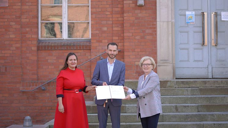 Dr. Manja Schüle, brandenburgische Wissenschaftsministerin, Prof. Dr.-Ing. Stefan Kubica, Vizepräsident für Digitalisierung und Qualitätsmanagement der TH Wildau, und Prof. Dr. Ulrike Tippe, Präsidentin der TH Wildau. (Bild: Lange)