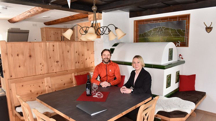 Eine neu klassifizierte Ferienunterkunft im Erzgebirge: erzgebirgs.haus in Zinnwald; im Bild: Heiko Zier (Gastgeber) und Ines Hanisch-Lupaschko (Geschäftsführerin TVE) (Foto: TVE/Egbert Kamprath)