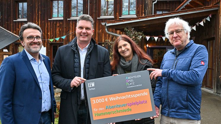 Die Geschäftsführer der TelNet Sebastian Haggenmüller und Jörg Steins bei der Übergabe der Spende an Ruth Knöpfle, Leitung pädagogischer Betrieb Abenteuerspielplatz, und den Vorstand des Trägervereins Lutz Fischer (v.l.n.r.)