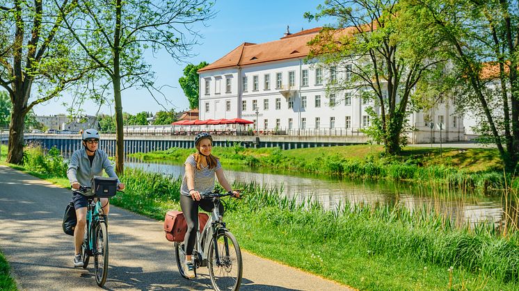 Kultur am Wasser "erfahren", das geht auf vielen Radwegen in Brandenburg. Wie hier am Schloss Oranienburg im Ruppiner Seenland. Foto: Markus Tiemann  Tourismusverband Mecklenburg-Vorpommern.