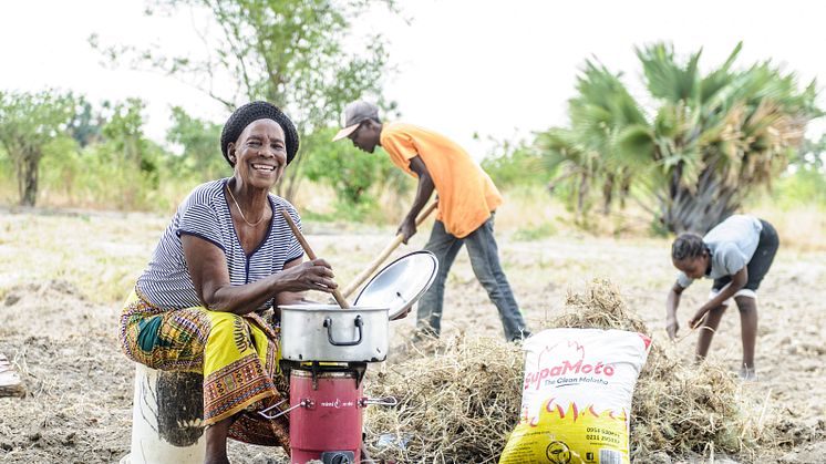 En familj i Zambia med den klimatsmarta pelletsdrivna spisen SupaMoto. 