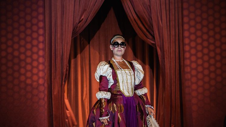 Eleverna i årskurs 6 ser den fantastiska teaterföreställningen ”Jag är drottning” med Månteatern. Fotograf: Henrik Hulander