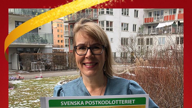 Reumatikerförbundets generalsekreterare Stina Nordström tar emot årets utdelning från Postkodlotteriet