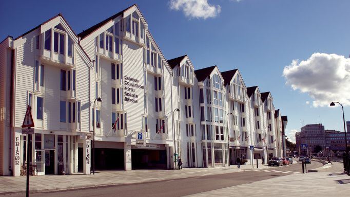  Auksjonerer bort kunst til inntekt for Filippinene