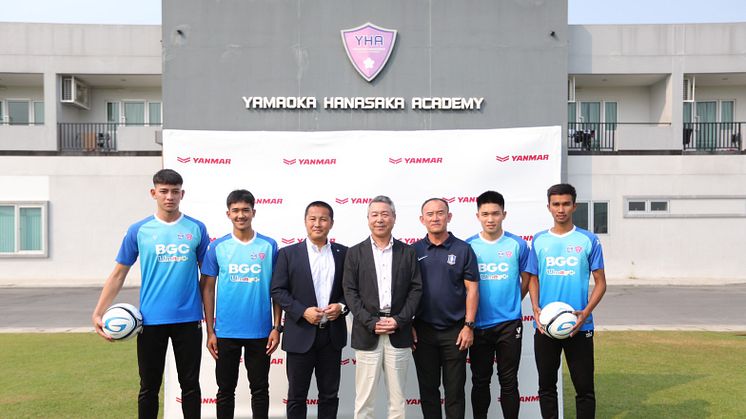 Mr.Hiroaki Morishima, President of Cerezo Osaka, Mr.Nobuyoshi Fujita, Director of YHA, Mr.Surachai Jaturapattarapong, BGFC Director together with 4 YHA students - Mr.Phattrayut Noree, Mr.Pongrawit Jantawong, Mr.Tanin Kiatlertham and Mr.Tawan Khotsuph