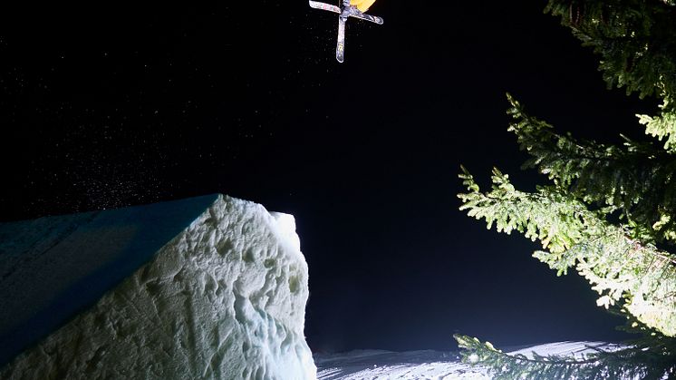 Freeskier auf dem Night Big-Air im Dorfzentrum Mürren 