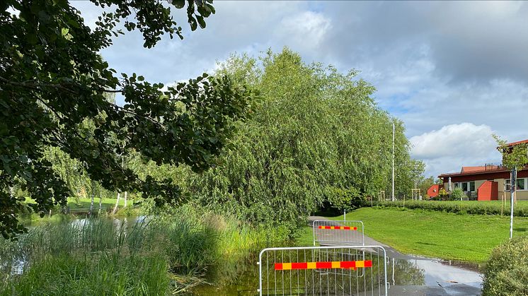 På Strandpromenaden i Lindesberg har vattnet svämmat över på gång- och cykelbanan. Foto: Linde energi