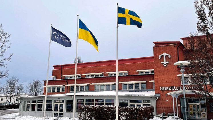 Sedan 25 mars flaggar Norrtälje kommun med både den svenska och den ukrainska flaggan för att visa solidaritet med ukrainska städer och det ukrainska folket.