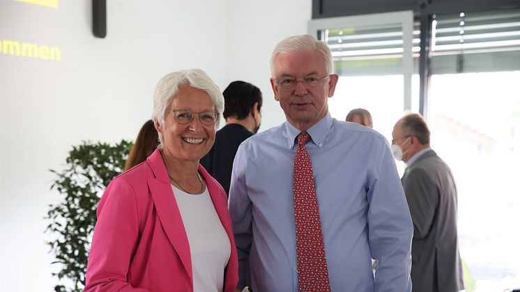 Der ehemalige hessische Ministerpräsident Roland Koch (r.) würdigte die Bemühungen der VOD-Vorsitzenden und Hochschuldozentin Prof. Marina Fuhrmann (l.) um die Professionalisierung der Osteopathie. Foto: Wehr