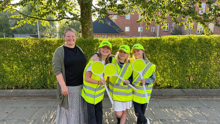På billedet ses Mona Poulsen sammen med tre af de nye skolepatruljeelever fra 6. klasse på Skodborg Børnecenter