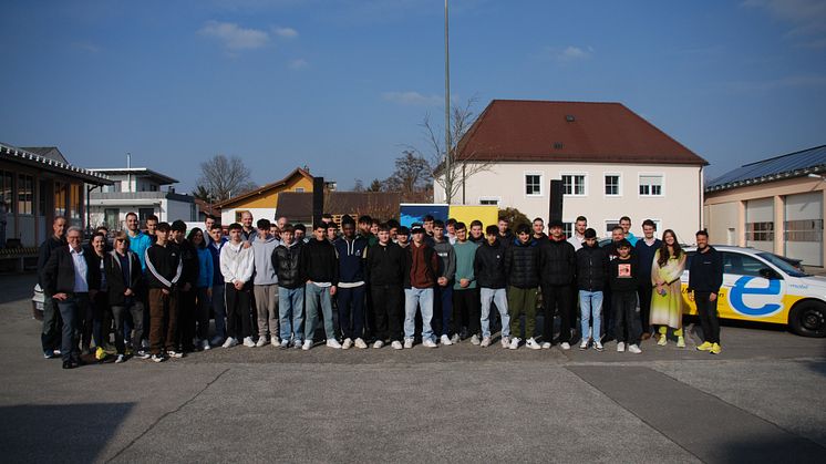 Albert Zettl, Personalvorstand der Bayernwerk AG, begrüßt rund 60 Schüler aus der Region beim ersten E-Football-Turnier in Eggenfelden.