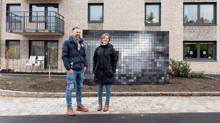 Robert Hais, konstnär, och Sandra Lindén, HFAB:s projektledare, framför det nya konstverket "Natural guidance".