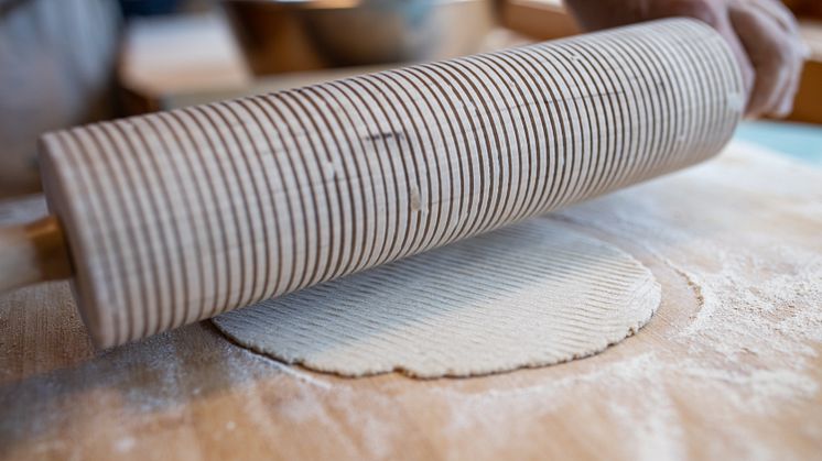 Bygdekvinnene Solveig Linge Stakkestad, fra Møre og Romsdal, og Anne Mari Amlien, fra Innlandet, deler gode tips og triks når de lager glutenfri julebakst. De har utdannelse som henholdsvis husstellærer og kokk, Foto: Øyvind S. Endal.