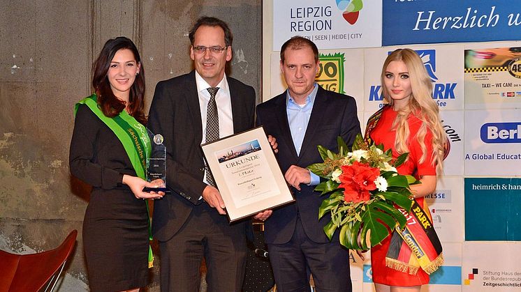 Volker Bremer (LTM GmbH) überreicht Michael Drotleff (RB Leipzig) den „Leipziger Tourismuspreis 2016“. Daniela Undeutsch (Sächsische Weinkönigin 2016) und Soraya Kohlmann (Miss Sachsen 2017) gratulieren
