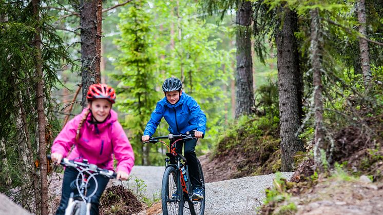 Testpilotene skal blant annet teste og anmelde nyheter i Trysil Bike Arena. 