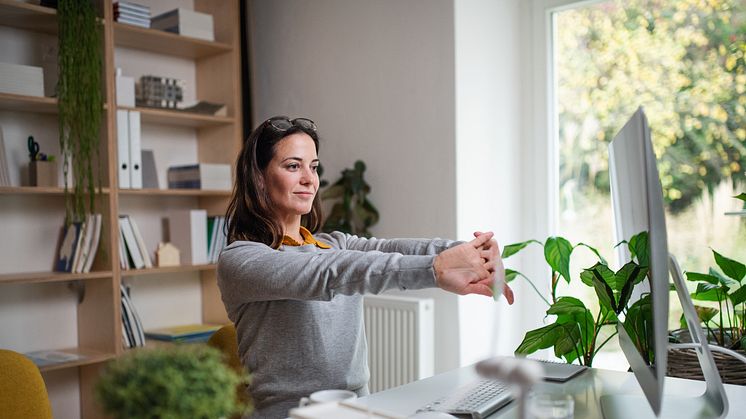 Wer im Homeoffice arbeitet, sitzt viel und häufig falsch. Rückenschmerzen sind dann vorprogrammiert. Damit die Schmerzen nicht den Arbeitsalltag bestimmen, ist doc Ibuprofen Schmerzgel eine gute Wahl.