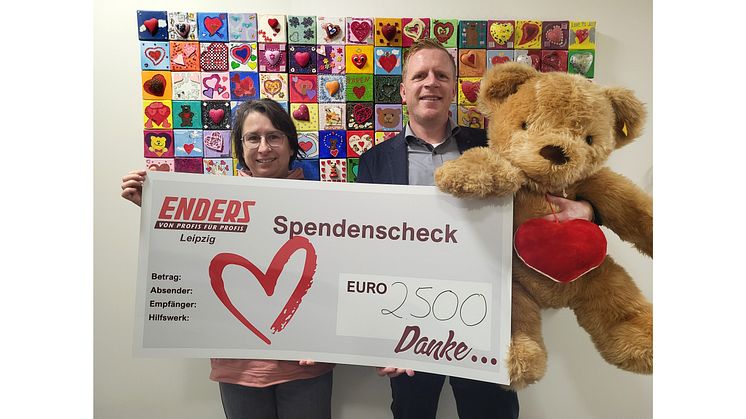 Kerstin Stadler von Bärenherz und Stefan Sigeti von der Enders Niederlassung Leipzig präsentieren stolz den Spendenscheck