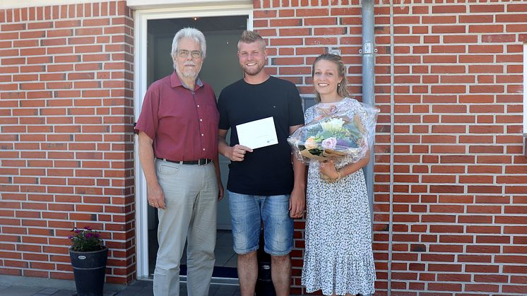 Borger nr. 30.000: Borgmester Leon Sebbelin overraskede Line Engedal Christensen og Mads Christensen med blomster og velkomstgave i deres hus i Støvring.
