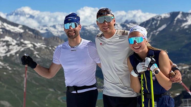 Stefan Thomson på försäsongslägret i franska Tignes tillsammans med landslagsåkarna Marcus Grate och Emma Ribom.