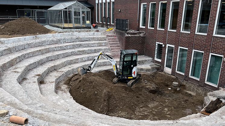 Grön byggarbetsplats på innergård i Lund