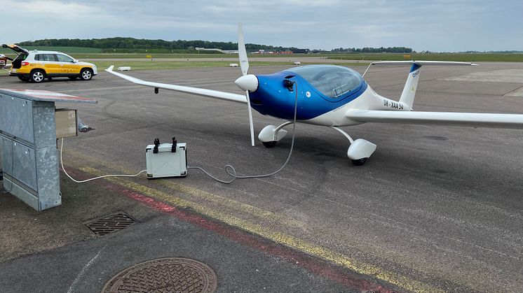 U15 E Phoenix på laddning på Ängelholm Helsingborg Airport 