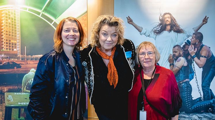 Malin Björk, Elisabeth Ohlson och Marianne Eriksson vid vernissaget till Elisabeth Ohlssons utställning i EU-parlamentet. Foto: Quentin Bruno/The Left