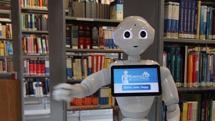 Der humanoide Roboter vom Typ "Pepper" soll sich in Wildau als Bibliotheksassistent etablieren. © TH Wildau / Bernd Schlütter