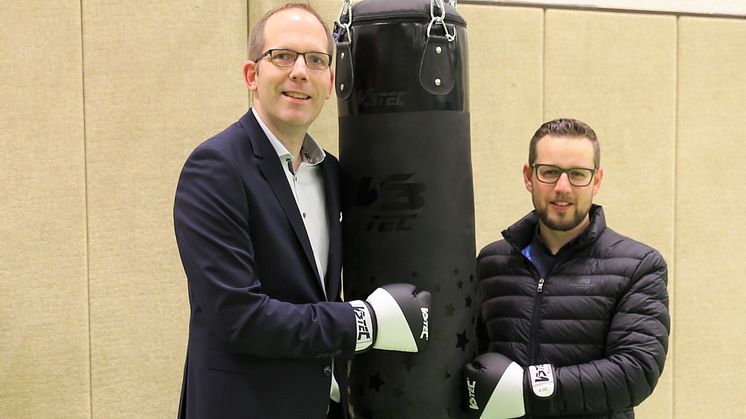 Christian Köhler, Präsident des Lions-Clubs Schwalmstadt (links), und Sebastian Nicolai beim Besuch in der Sporthalle. Dort hängen dank der Spende der Lions und der Unterstützung von Bernd Gundlach Boxsäcke für den Sportunterricht der Förderschulen.