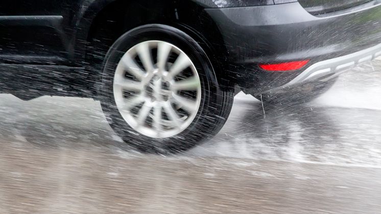 Masser af vand på vejene, tøsne og hagl kombineret med løbende nattefrost og måske endda vejsalt, er ikke godt for biler, især hvis de ikke rustbeskyttes. Og det bliver mange biler ikke, viser Applus Bilsyn-undersøgelse..
