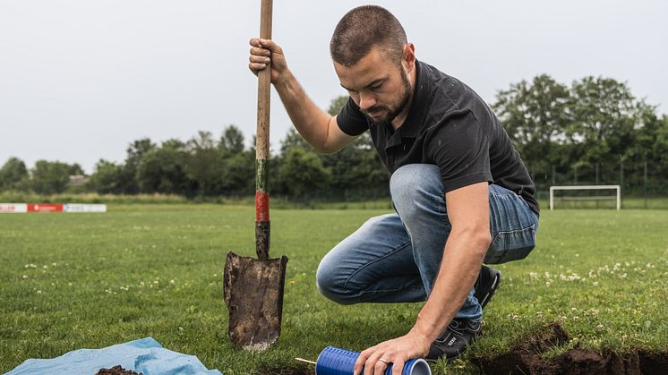 LEW-Produktmanager Johannes Rieger hat beim Einbau der ersten LEW Inno.Live-Sensoren auf dem Fußballfeld mit Hand angelegt. Wird der Boden zu trocken, erhält der Platzwart eine Warnmeldung auf sein Handy oder oder PC. (LEW/ Chris Gollhofer)