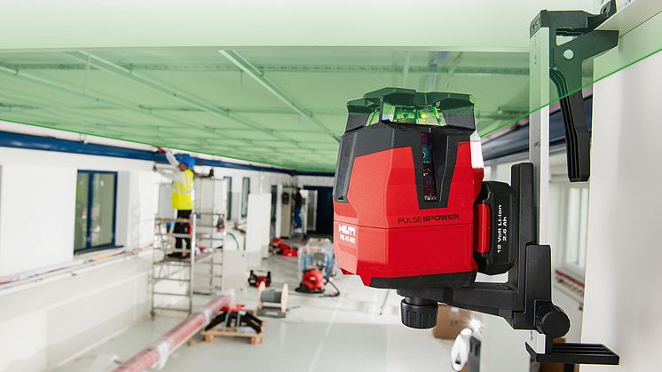 Hilti PM 40-MG, grön multilinjelaser – som är fyra gånger lättare att se än traditionella röda linjer. 