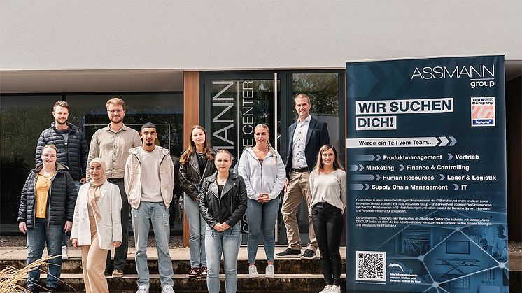Bottom from left to right: Alina Jahncke (trainer), Nura Alawie, Wael Bahri, Yasmin Peter, Pia Müller (trainer). Back from left to right: Philip Glittenberg, Lennart Morgenschweis, Leonie Pielhau, Lara Töpel, Phil Penninger (Managing Director)