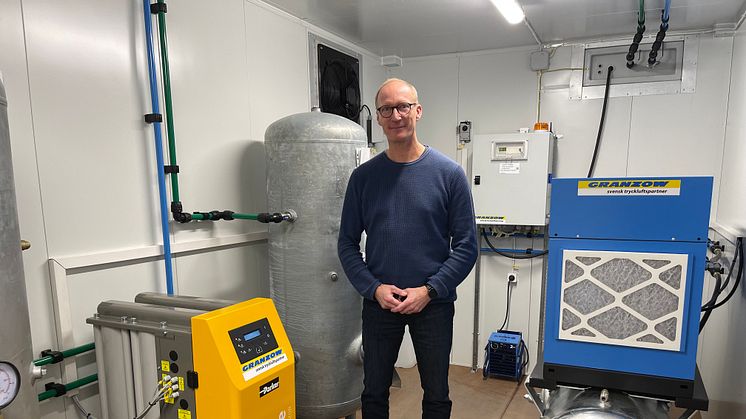 – Med containerlösningen får kunden en färdig anläggning för tillverkning av kvävgas, som ansluts vid leverans och är uppe och rullar direkt, säger Mikael Lundin som är produktansvarig för gasgeneratorer på Granzow.